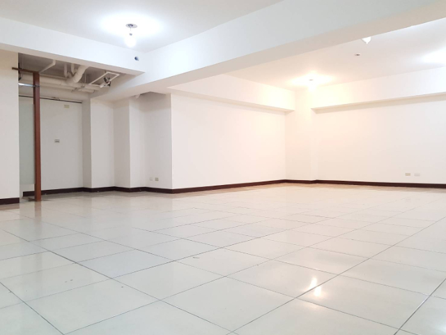 泰山買房賣屋十八甲稀有大店面,新北市泰山區仁愛路