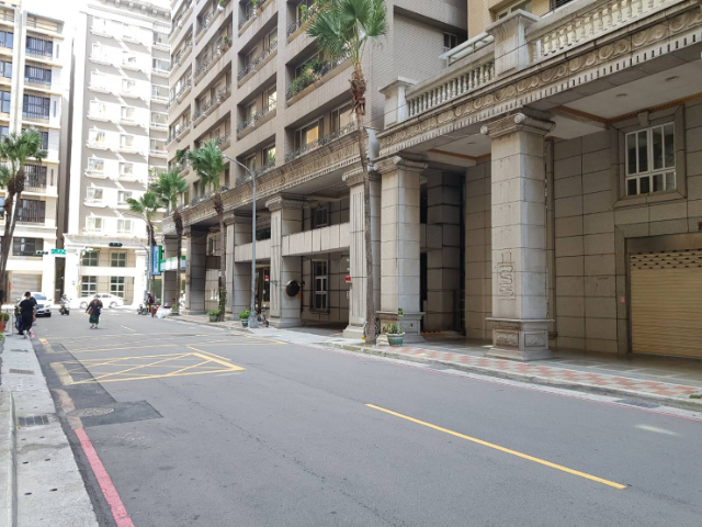 泰山買房賣屋十八甲稀有大店面,新北市泰山區仁愛路