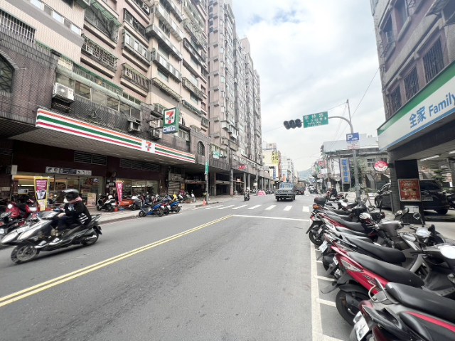 泰山買房賣屋正大馬路邊黃金店面,新北市泰山區泰林路二段