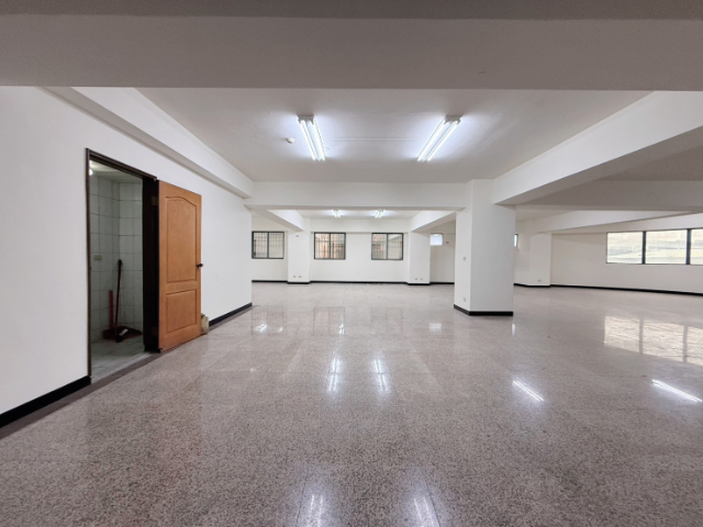 五股買房賣屋近百坪多用途辦公室,新北市五股區中興路四段