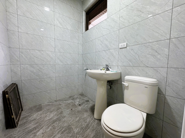 五股買房賣屋工商路店面1+2樓,新北市五股區工商路