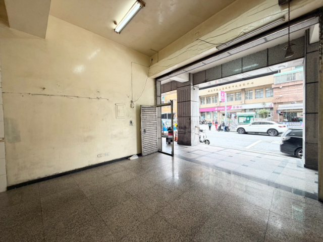 車水馬龍正路邊黃金店面,新北市泰山區楓江路