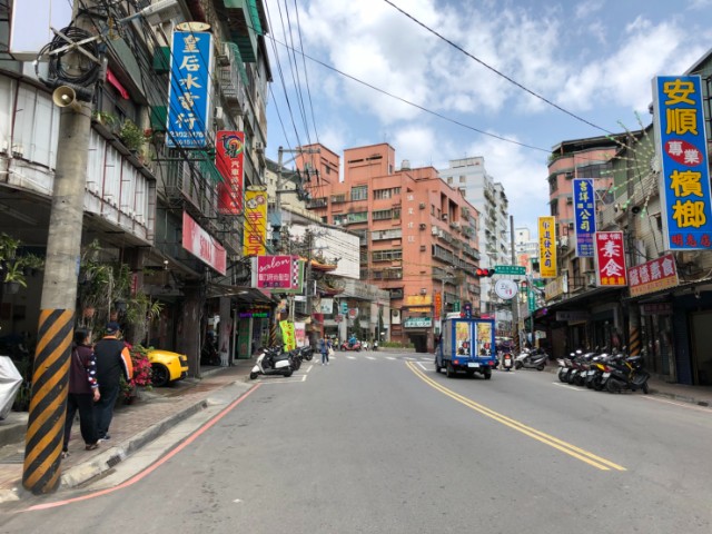 泰山買房賣屋三角窗黃金店面,新北市泰山區明志路三段