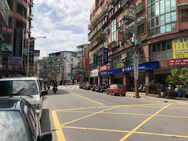 泰山買房賣屋三角窗黃金店面,新北市泰山區明志路三段