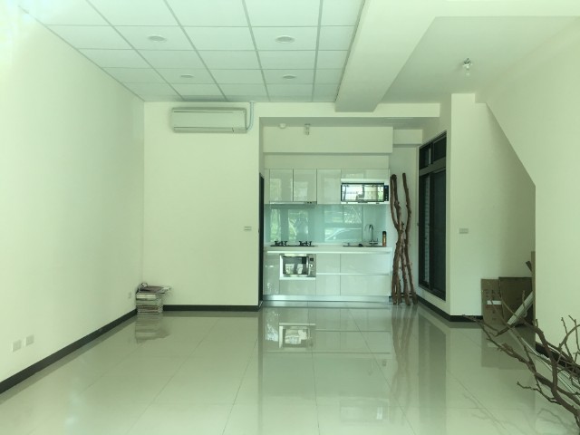 五股買房賣屋伯爵面公園金店面,新北市五股區芳洲六路