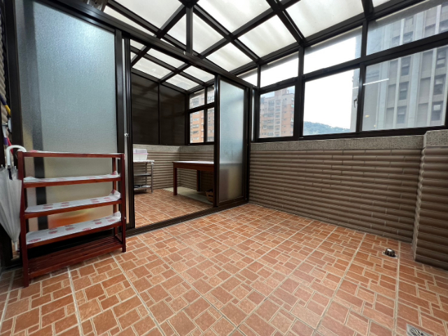 泰山買房賣屋泰山唯一新屋齡電梯店面透天,新北市泰山區泰林路二段