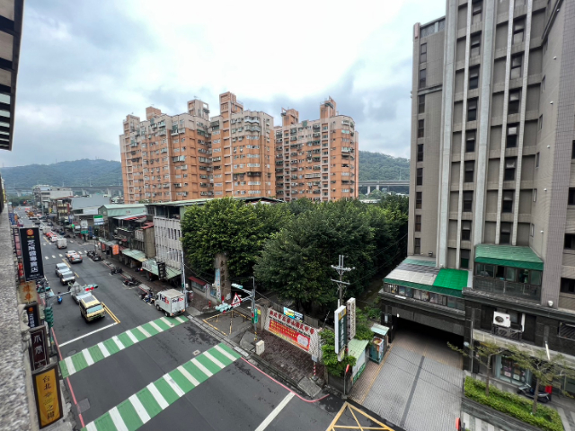 泰山買房賣屋泰山唯一新屋齡電梯店面透天,新北市泰山區泰林路二段
