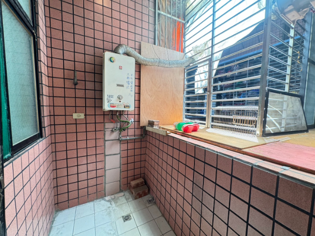 五股買房賣麥當勞旁天然瓦斯公寓(工業用),新北市五股區成泰路三段