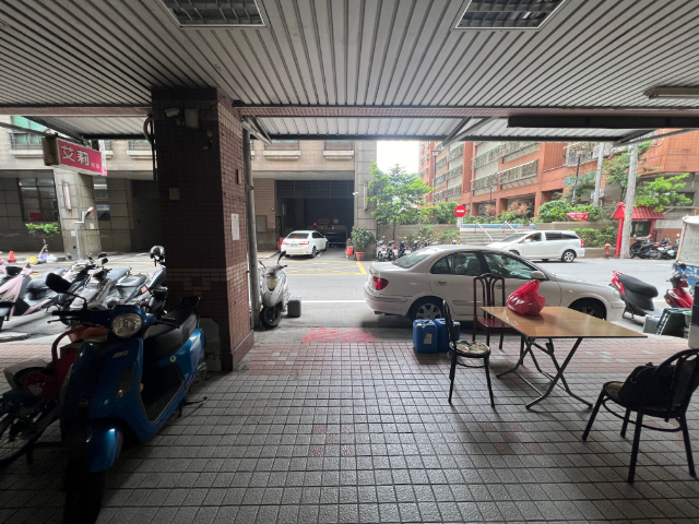 ☀泰山買房賣屋公園第一排草莓店面,新北市泰山區民權街