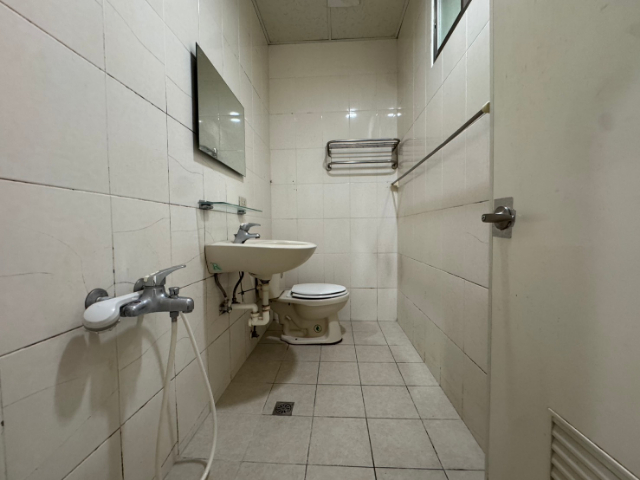 泰山買房賣屋挑高三米面公園大面寬一樓,新北市泰山區黎明路