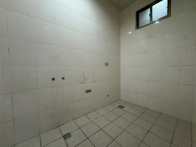 泰山買房賣屋挑高三米面公園大面寬一樓,新北市泰山區黎明路