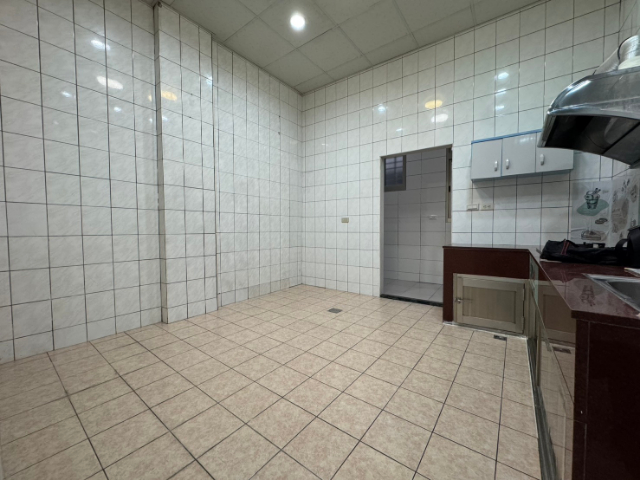 泰山買房賣屋挑高三米面公園大面寬一樓,新北市泰山區黎明路