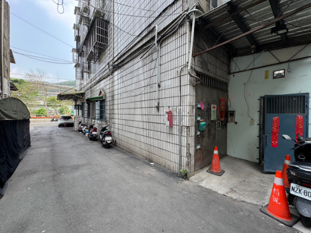 泰山買房賣屋挑高三米面公園大面寬一樓,新北市泰山區黎明路