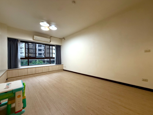 泰山買房賣屋花園廣場美妝三房車,新北市泰山區泰林路二段