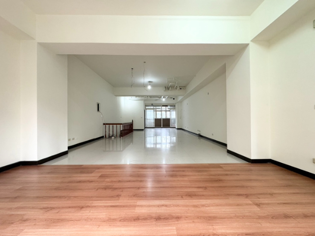 泰山買房賣屋十八甲精華獨賣大店面,新北市泰山區仁德路