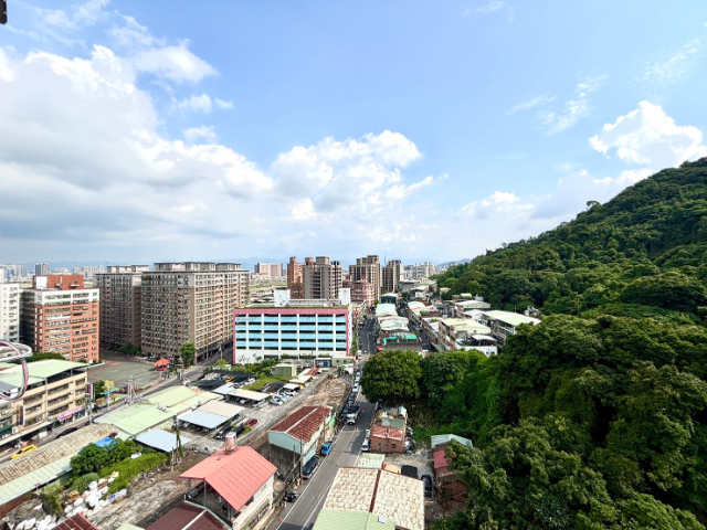 泰山買房賣屋全新低總價高樓明亮兩房,新北市泰山區明志路二段