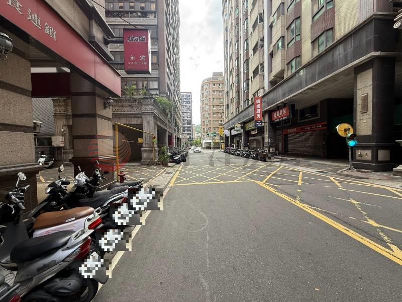 泰山買房賣屋18甲面寬邊間金店面,新北市泰山區仁武街