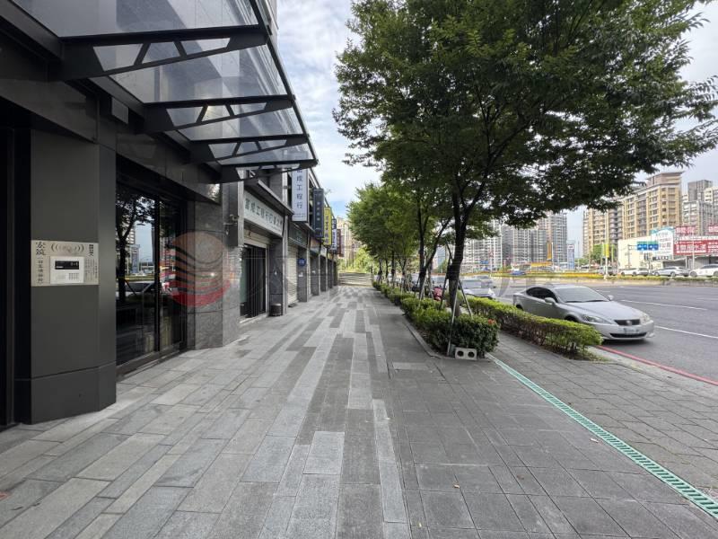 五股買房賣屋洲子洋新五路旁大面寬金店面,新北市五股區新五路二段
