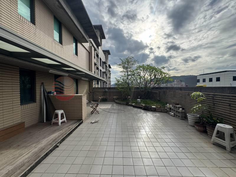 次頂樓洲子洋超大空間可碩4平車,新北市五股區新城一路