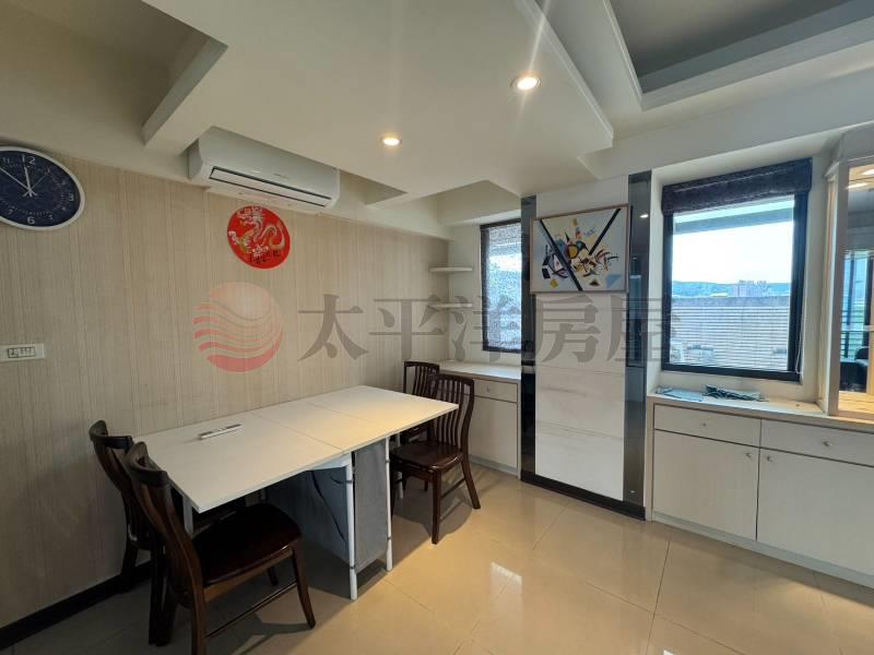 次頂樓洲子洋超大空間可碩4平車,新北市五股區新城一路