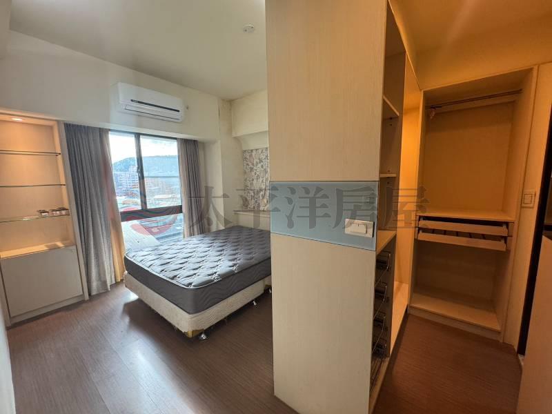 次頂樓洲子洋超大空間可碩4平車,新北市五股區新城一路