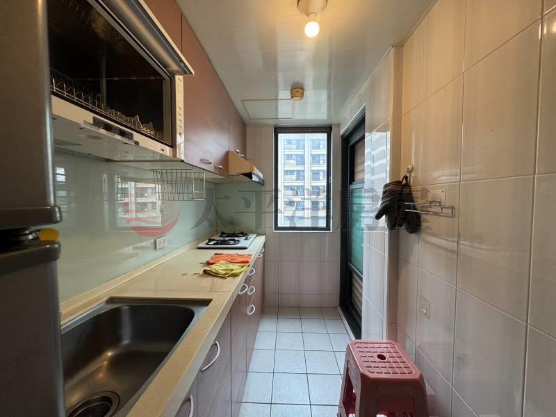 次頂樓洲子洋超大空間可碩4平車,新北市五股區新城一路