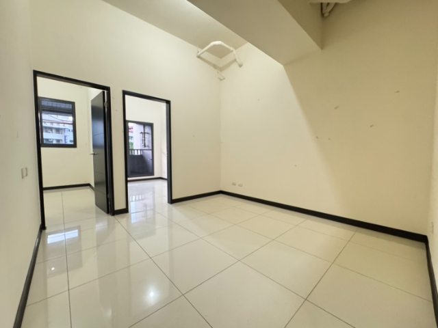 五股買房賣屋成州國小醒目店面,新北市五股區成泰路三段