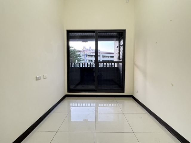 五股買房賣屋成州國小醒目店面,新北市五股區成泰路三段