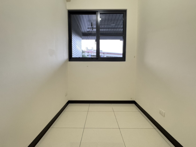 五股買房賣屋成州國小醒目店面,新北市五股區成泰路三段