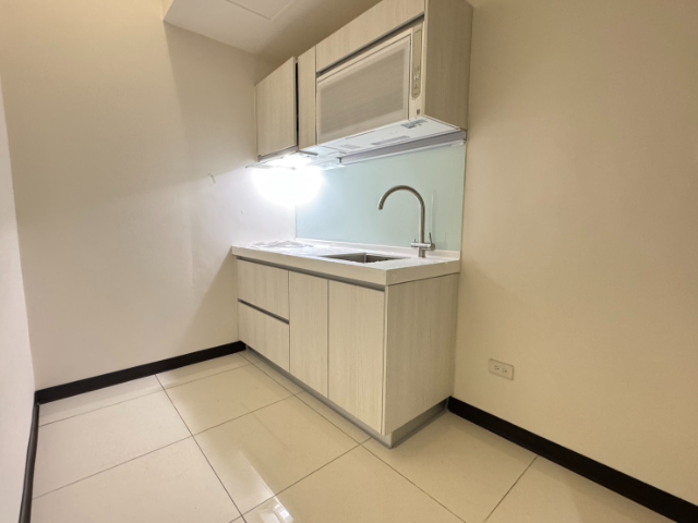 五股買房賣屋成州國小醒目店面,新北市五股區成泰路三段