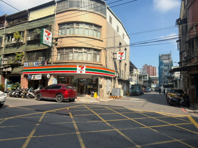 五股買房賣屋低總價採光方正三房,新北市五股區成泰路三段