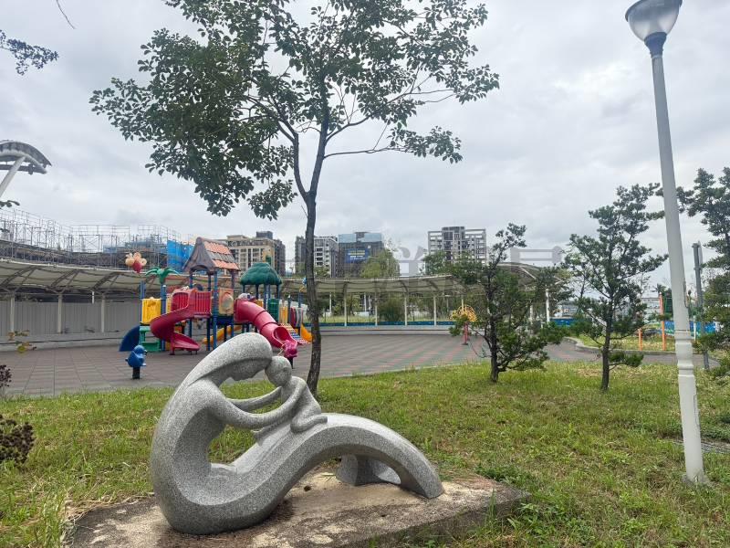 泰山買房賣屋明日美麗景觀兩房車,新北市泰山區信華六街