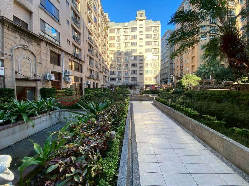 泰山買房賣屋18甲方正大4房平面車位,新北市泰山區仁德路