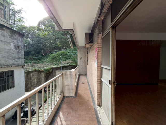 泰山買房賣屋18甲旁低樓層三面採光大三房,新北市泰山區辭修路