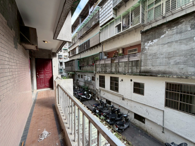 泰山買房賣屋18甲旁低樓層三面採光大三房,新北市泰山區辭修路