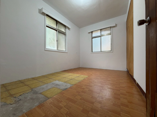 泰山買房賣屋18甲旁低樓層三面採光大三房,新北市泰山區辭修路