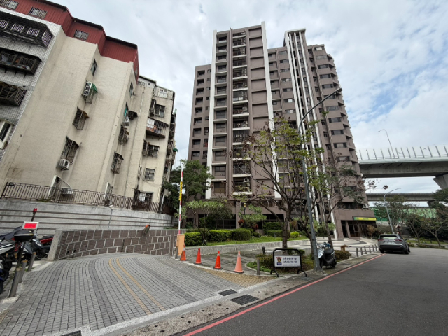 五股買房賣屋精緻美裝9年屋大2房,新北市五股區成泰路一段