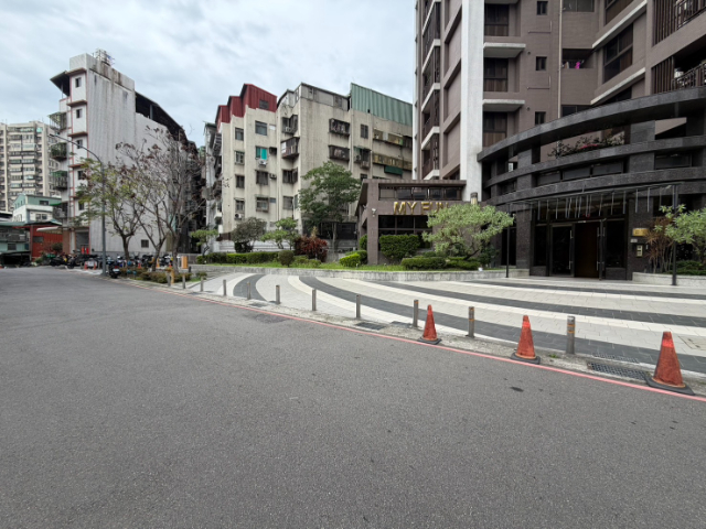 五股買房賣屋精緻美裝9年屋大2房,新北市五股區成泰路一段