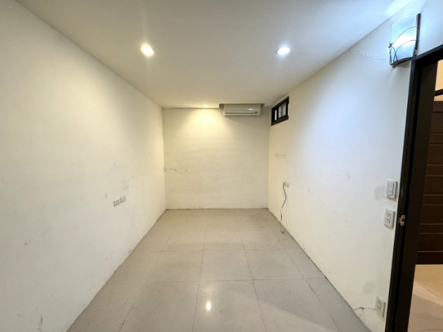 稀有市區貨梯透天廠房(工業用),新北市五股區成泰路二段