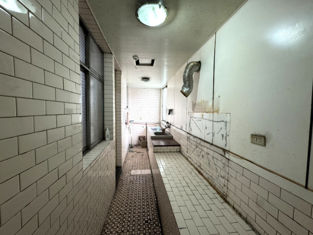 稀有市區貨梯透天廠房(工業用),新北市五股區成泰路二段