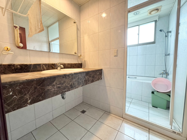 五股買房賣屋雙車位宮廷榮華大四房,新北市五股區成泰路一段