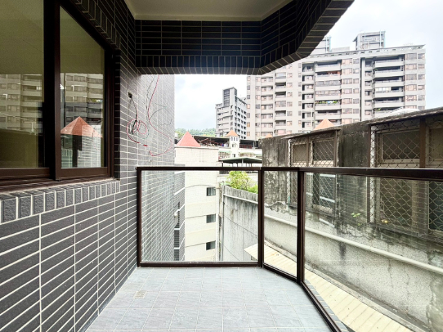 泰山買房賣屋明志天璽．露臺戶採光兩房車,新北市泰山區明志路二段