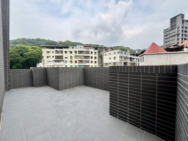 泰山買房賣屋明志天璽．露臺戶採光兩房車,新北市泰山區明志路二段