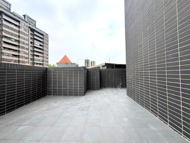 泰山買房賣屋明志天璽．露臺戶採光兩房車,新北市泰山區明志路二段