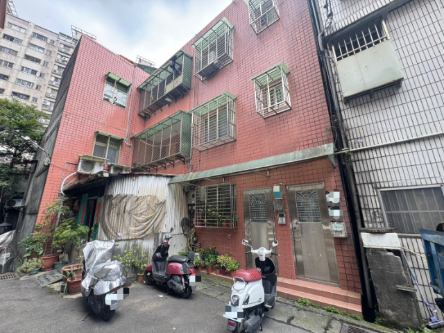 五股買房賣屋好收租免整理透天,新北市五股區成泰路一段