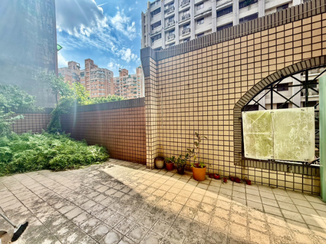 泰山買房賣屋稀有大露台低公設大三房,新北市泰山區泰林路二段