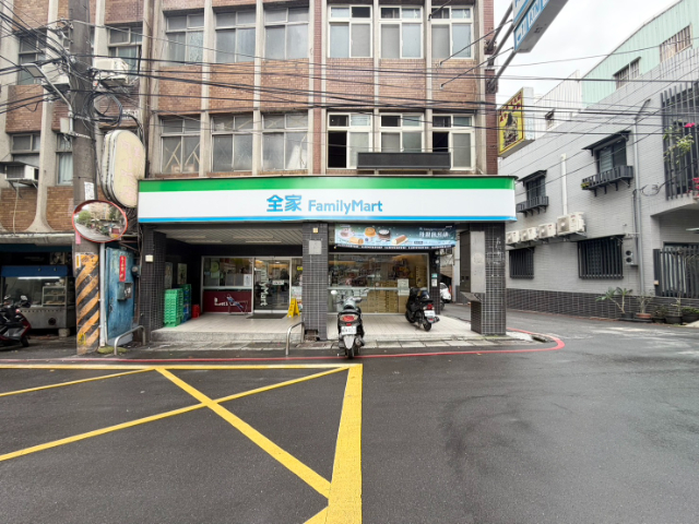 五股買房賣屋鄰馬路大面寬一線店面,新北市五股區成泰路一段