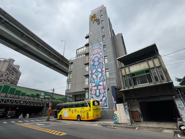 五股買房賣屋鄰馬路大面寬一線店面,新北市五股區成泰路一段