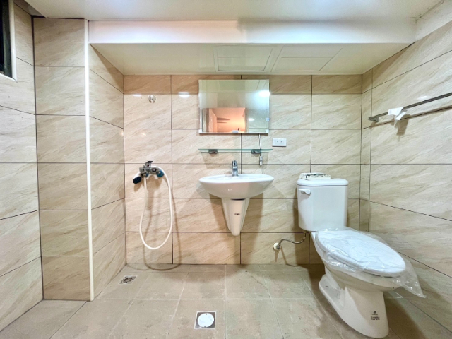 五股買房賣屋路邊全新整理美透天,新北市五股區成泰路三段